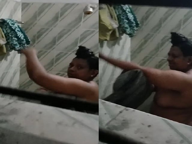 ബാത്ത്റൂമിൽ നഗ്നയായി കുളിക്കുന്നത് പിടിക്കപ്പെട്ട പക്വതയുള്ള ആന്റി