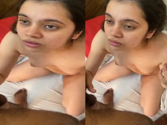 സുന്ദരിയായ കാമുകി നഗ്നയായി മുട്ടുകുത്തി ഡിക്ക് കുടിക്കുന്നു